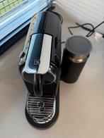 Nespresso koffieapparaat met melkschuimer, Espresso apparaat, Ophalen of Verzenden, Zo goed als nieuw, Koffiepads en cups