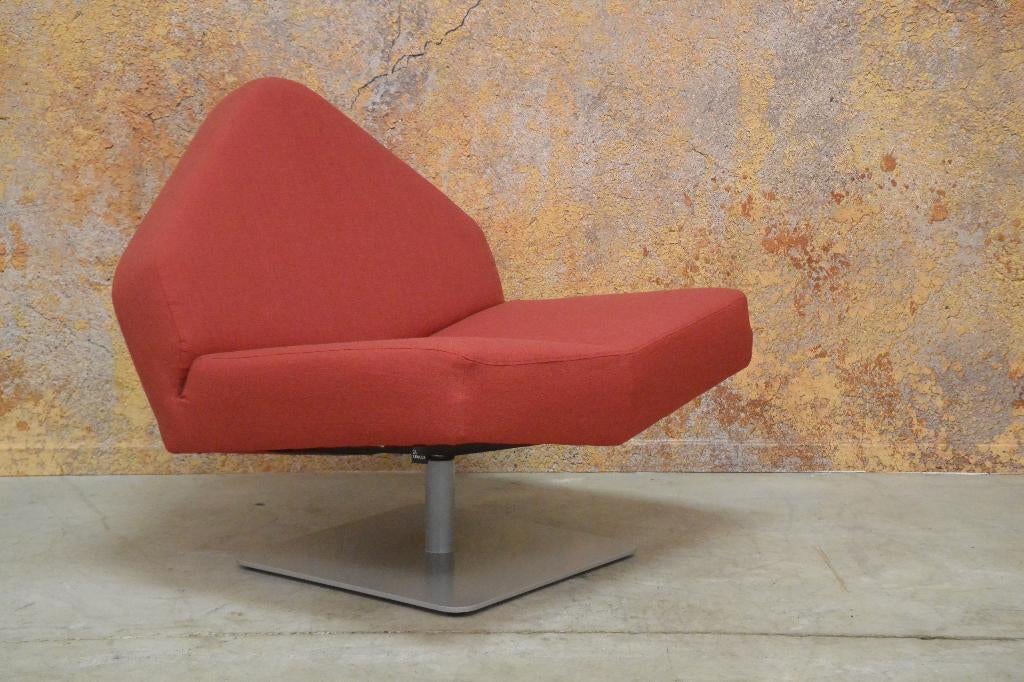ZGAN Unieke rode stoffen Leolux Wibber design draaifauteuil, Leolux, Leolux, 75 tot 100 cm, Ophalen of Verzenden