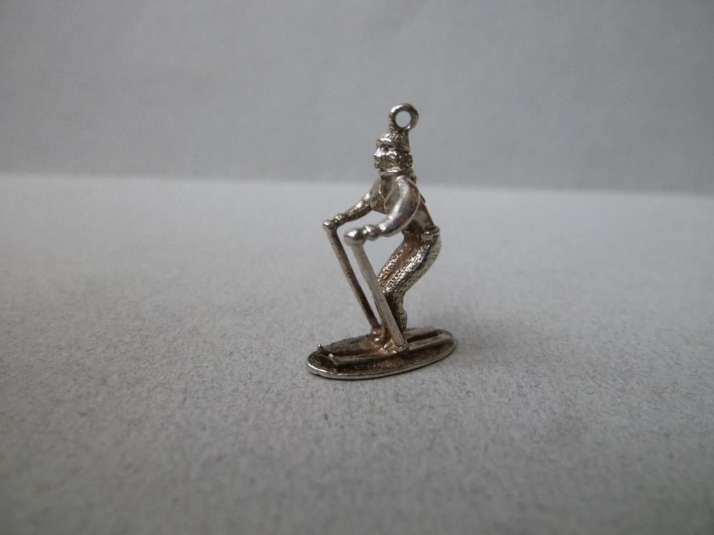 Oude bedel zilver Skiester Wintersport jaren 60 gekleed, Sieraden, Tassen en Uiterlijk, Antieke sieraden, Verzenden, Zilver, Hanger