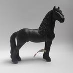 Schleich Friese Hengst (met vaantje), Verzenden, Nieuw, Paard, Beeldje of Figuurtje