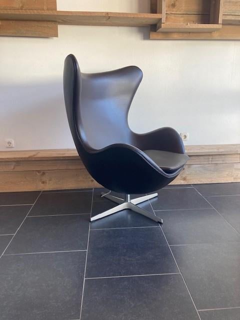 2 Fritz Hansen, Arne Jacobsen Egg Chairs, donkerbruin leder, Huis en Inrichting, Design, Fritz Hansen, 75 tot 100 cm, Ophalen of Verzenden