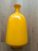 Mondgeblazen okergele vaas met oranje binnenzijde., Ophalen of Verzenden