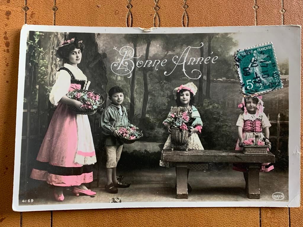1909 Bonne Année - moeder met kinderen, Verzamelen, Ansichtkaarten | Themakaarten, Ophalen of Verzenden, Voor 1920, Gelopen, Feest(dag)