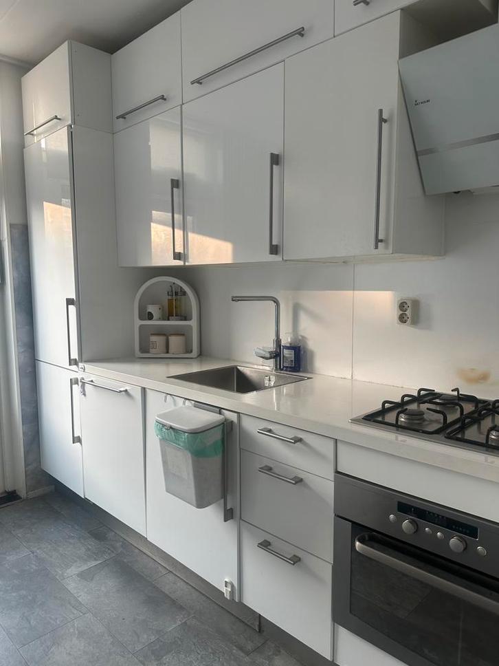 Ikea keuken met goed werkende apparatuur, Huis en Inrichting, Keuken | Complete keukens, Zo goed als nieuw, Hoekkeuken, Wit, Kunststof