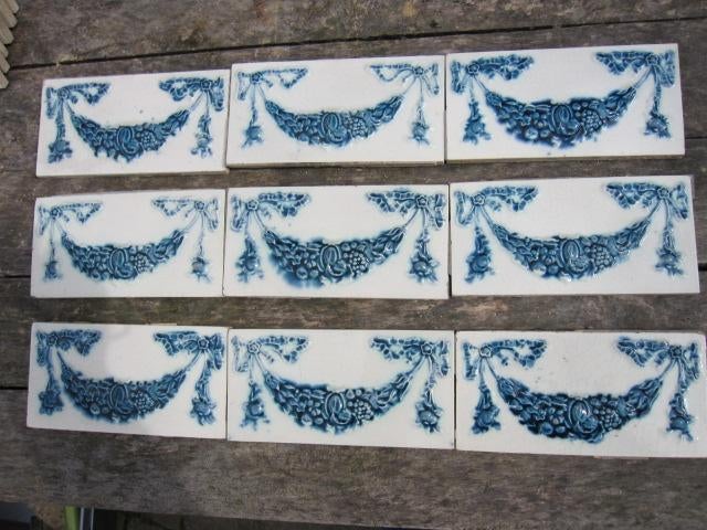 30 Art nouveau randtegels, blauwe guirlande opgelegd