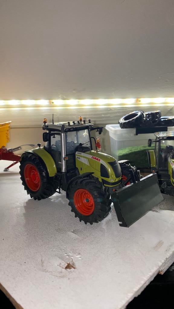 Claas arion, Hobby en Vrije tijd, Modelauto's | 1:32, Zo goed als nieuw, Tractor of Landbouw, Universal Hobbies, Ophalen of Verzenden