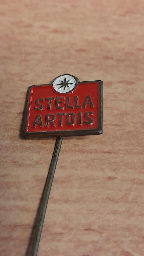 Vintage speldje stella artois, Verzamelen, Biermerken, Verzenden, Zo goed als nieuw, Viltje(s), Overige merken