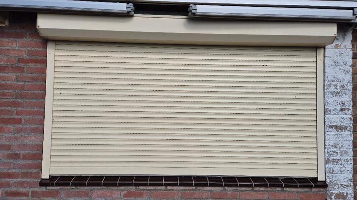 Elektrische rolluiken, Doe-het-zelf en Verbouw, Rolluiken, Gebruikt, 150 tot 200 cm, 150 tot 200 cm, Crème of Beige, Elektrische bediening