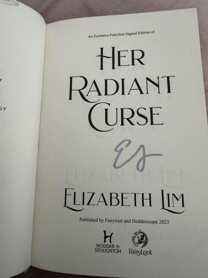 Fairyloot: Her Radiant Curse - Elizabeth Lim (Gesigneerd), Boeken, Romans, Zo goed als nieuw, Europa overig, Ophalen of Verzenden