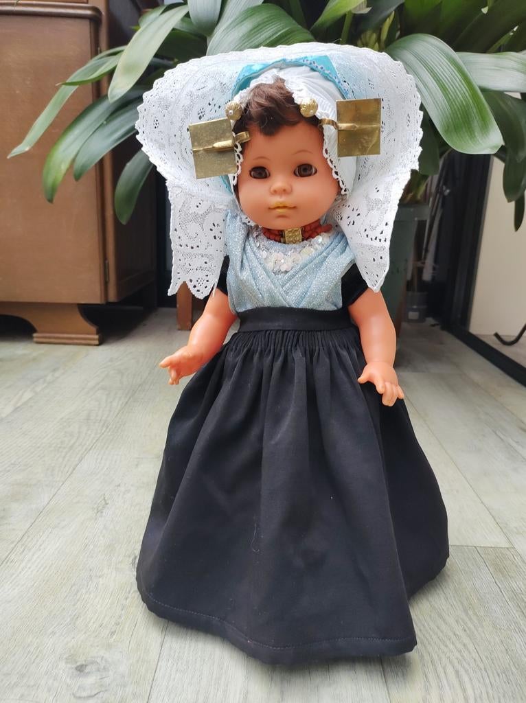 Prachtige pop met Zuid-Bevelandse Klederdracht.
Katholiek., Antiek en Kunst, Ophalen of Verzenden