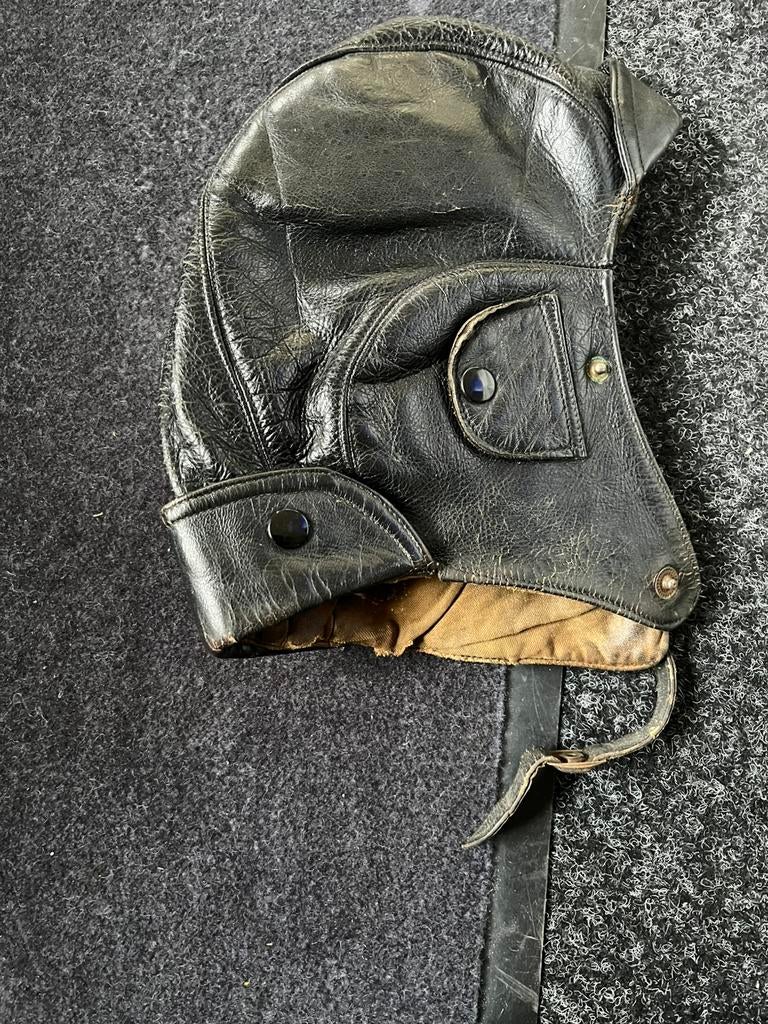 Antiek zwart leren motor muts/helm, Verzamelen, Militaria | Tweede Wereldoorlog, Ophalen of Verzenden, Helm of Baret