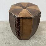 Vintage zeshoekige poef met speels patroon in bruin leer, Gebruikt, Onbekend, Ophalen of Verzenden, Onbekend