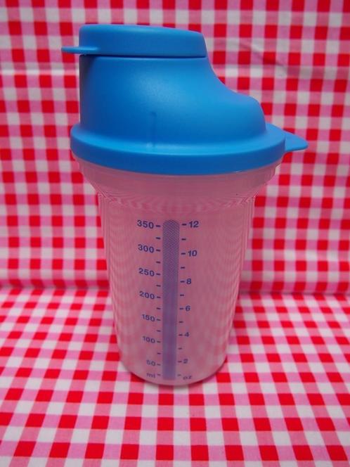 T022 Shaker 350 ml, zgan en meer Tupperware, Huis en Inrichting, Keuken | Tupperware, Zo goed als nieuw, Beker of Kan, Blauw, Ophalen of Verzenden