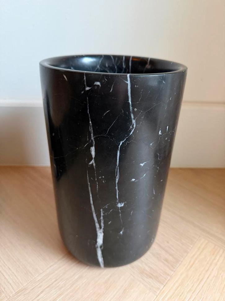 Zuiver Fajen vaas zwart marmer, Huis en Inrichting, Woonaccessoires | Vazen, Zo goed als nieuw, Zwart, Minder dan 50 cm, Steen