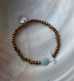 Kralenarmbandje met vogeltje en steentje, Overige materialen, Ophalen of Verzenden, Zo goed als nieuw, Met bedels of kralen