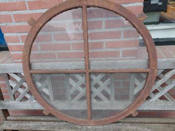 Een mooi oud rond 80 cm gietijzeren stalraam met plexiglas.  beschikbaar voor biedingen