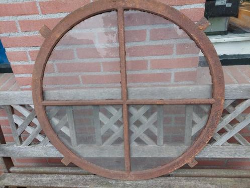 Een mooi oud rond 80 cm gietijzeren stalraam met plexiglas., Doe-het-zelf en Verbouw, Glas en Ramen, Zo goed als nieuw, Minder dan 80 cm