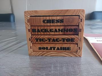 Houten Kistje met verschillende spellen beschikbaar voor biedingen