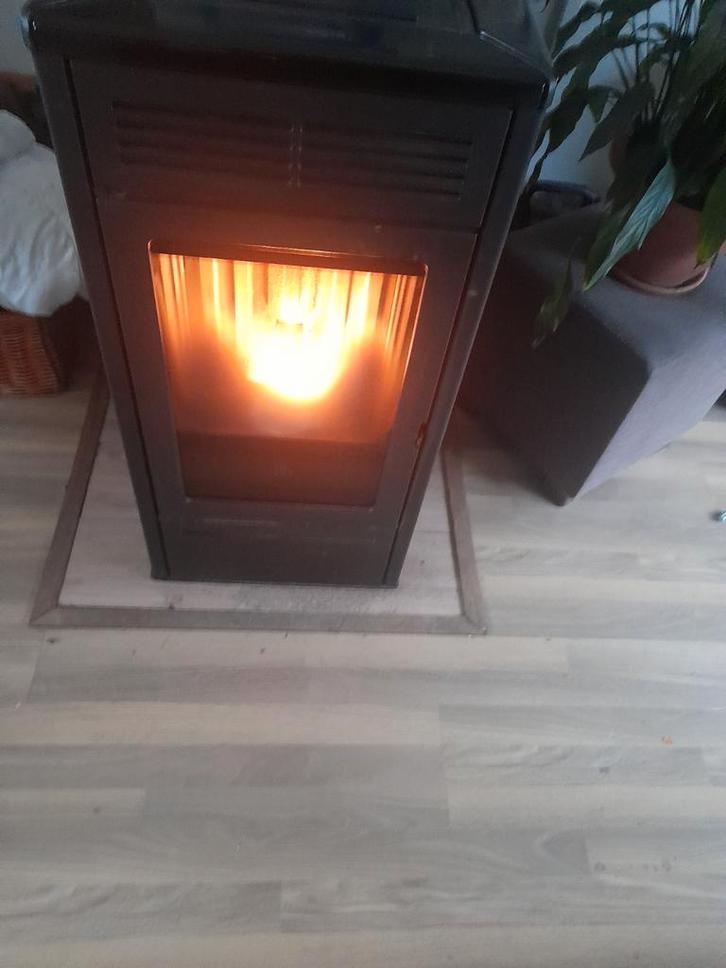 Pelletkachel - gebruikt brand schoon verwarmd het hele huis, Huis en Inrichting, Kachels, Gebruikt, Vrijstaand, Pelletkachel, Hout