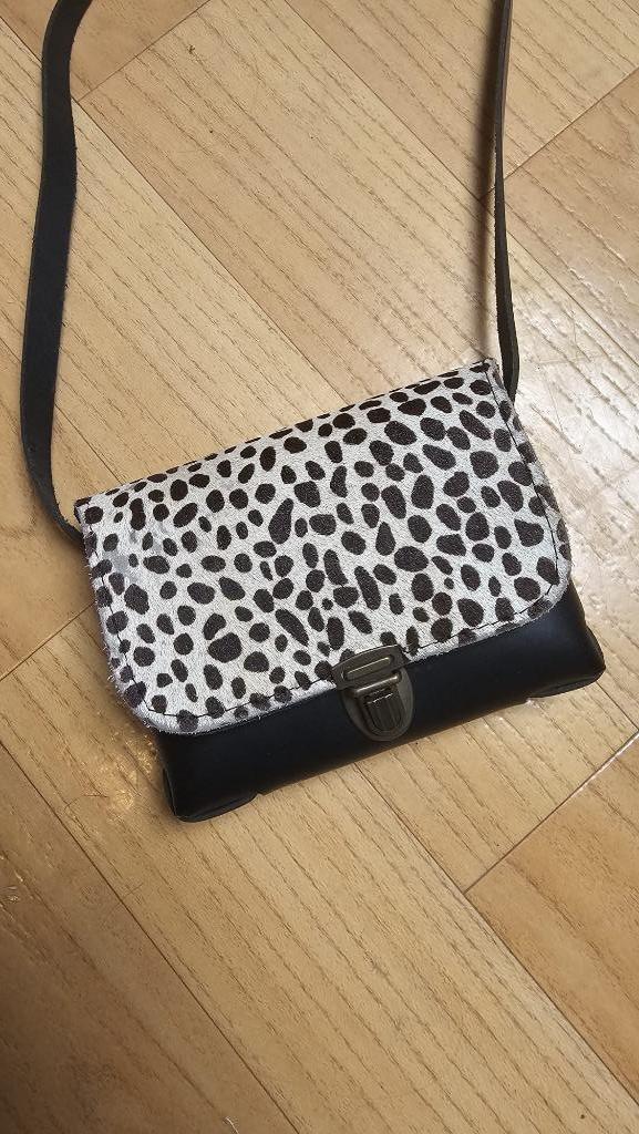 Schoudertas zwart met cheeta-flap, Sieraden, Tassen en Uiterlijk, Tassen | Schoudertassen, Gebruikt, Overige merken, Zwart, Ophalen of Verzenden
