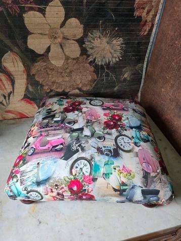 Brocante voetenbankje bolpootjes  beschikbaar voor biedingen