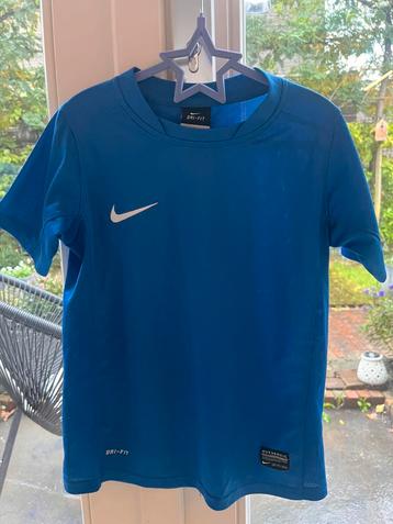 Sportshirtje van Nike, kindermaat S (122/128) beschikbaar voor biedingen