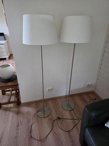 2 mooie vloerlampen, zie foto's beschikbaar voor biedingen