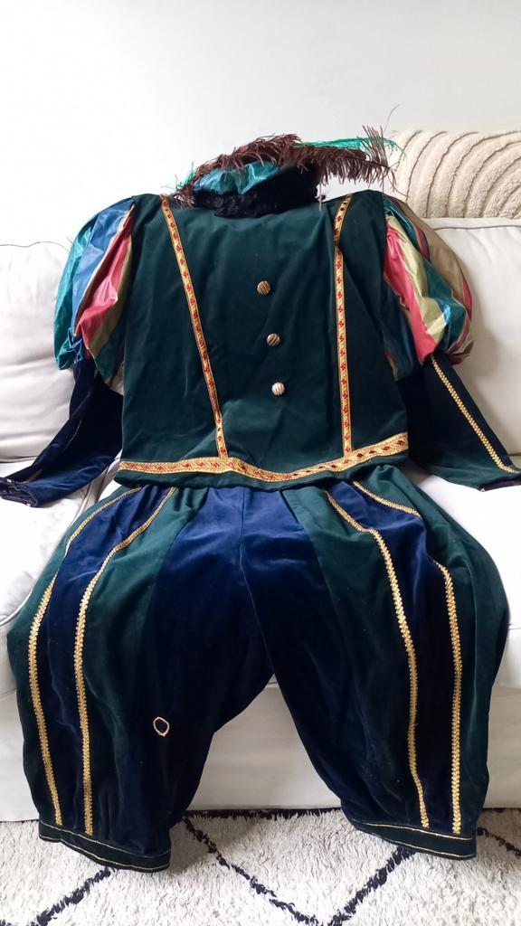 Pietenpak fluweel met pruik/pet/veren!, Diversen, Sinterklaas, Zo goed als nieuw, Ophalen of Verzenden