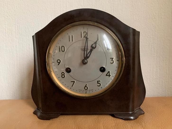 Vintage klok Smiths Enfield met bakelieten kast, Antiek en Kunst, Antiek | Klokken, Ophalen of Verzenden