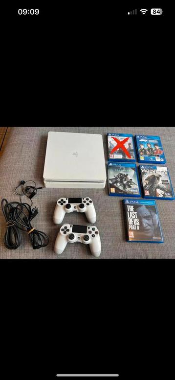 PlayStation 4 wit met twee witte controllers en 4 spellen