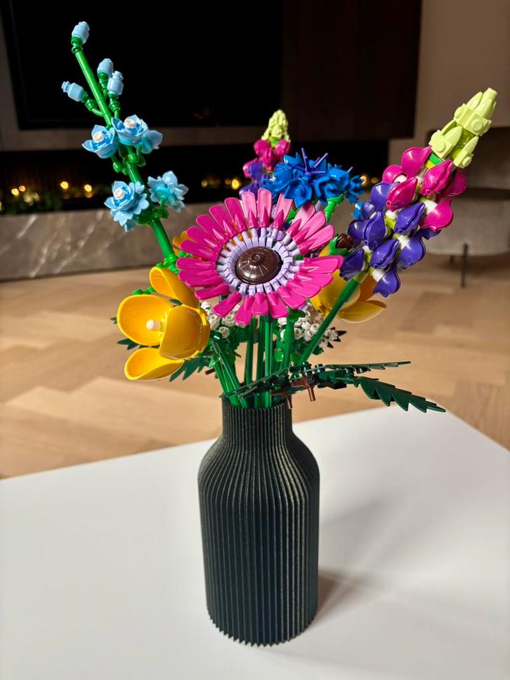Diepgroene glitter ribbel vaas (o.a. voor LEGO bloemen), Huis en Inrichting, Woonaccessoires | Vazen, Nieuw, Groen, Minder dan 50 cm
