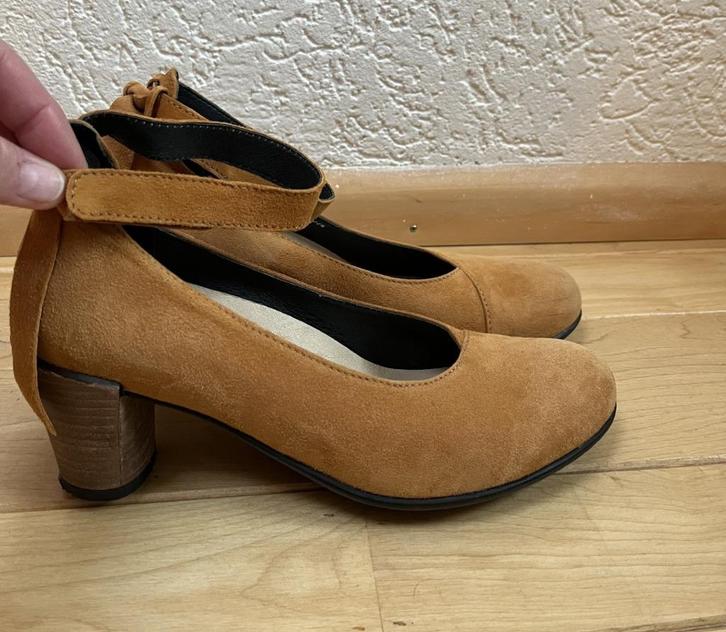 Wolky pumps maat 40 1/2 cognac suède enkelbandje klittenband, Kleding | Dames, Schoenen, Zo goed als nieuw, Pumps, Bruin, Verzenden