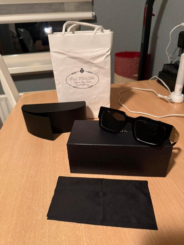 Prada zonnebril helemaal nieuw alles is aan wezig, Sieraden, Tassen en Uiterlijk, Zonnebrillen en Brillen | Heren, Nieuw, Overige merken