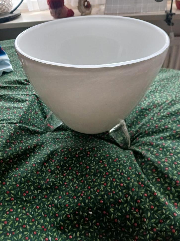 Witte aardewerk bloempot op voetjes, Tuin en Terras, Bloempotten, Zo goed als nieuw, Aardewerk, Binnen, Balkon, Tuin, Minder dan 40 cm