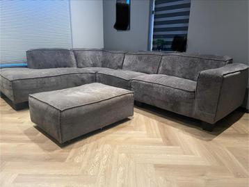 Grijze Hoekbank met Losse Poef beschikbaar voor biedingen