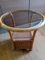 Vintage Rotan Tafeltje met Gerookt Glas, Huis en Inrichting, Minder dan 55 cm, Rond, Glas, Ophalen