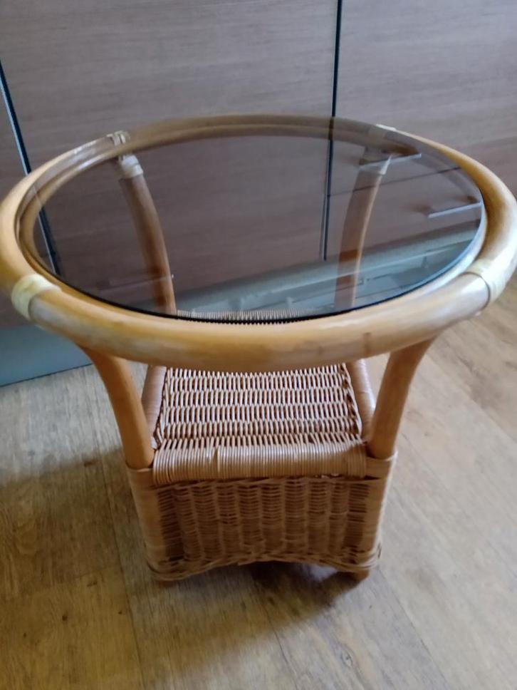 Vintage Rotan Tafeltje met Gerookt Glas, Huis en Inrichting, Tafels | Bijzettafels, Rond, 45 tot 60 cm, Minder dan 55 cm, Glas