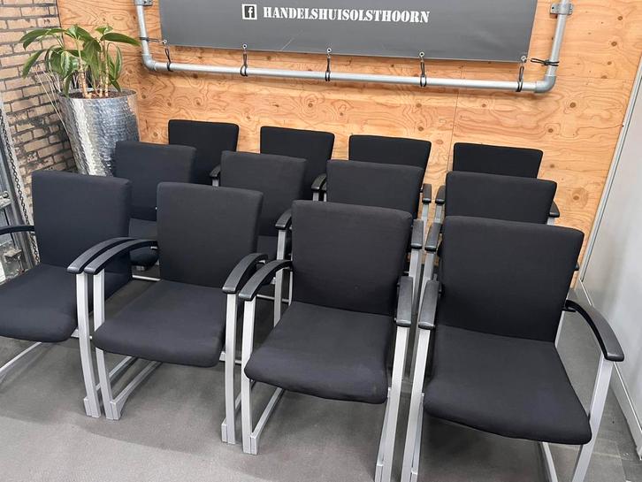 Kinnarps Arcus vergaderstoel (28 stuks), Huis en Inrichting, Stoelen, Gebruikt, Vijf, Zes of meer stoelen, Metaal, Stof, Zwart