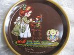 Vintage Metalen Bordje - Sarah Kay met Popje - 9 cm, Antiek en Kunst, Verzenden
