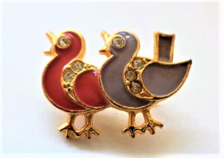 Broche twee kwetterende vogeltjes rood en lila, Sieraden, Tassen en Uiterlijk, Broches, Zo goed als nieuw, Overige materialen