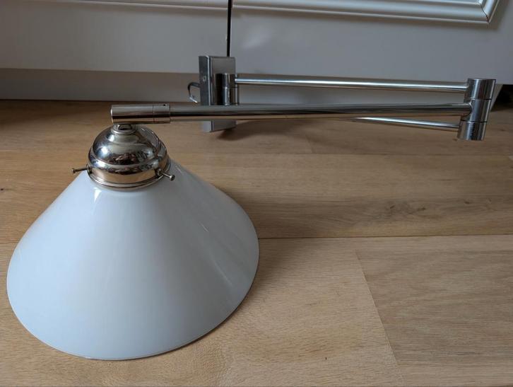 Wandlamp met scharnierarm, chroom & melkglas, Huis en Inrichting, Lampen | Wandlampen, Gebruikt, Glas, Metaal, Ophalen of Verzenden