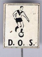 D.O.S. papier op blik voetbalclub speldje ( Y_056a ), Verzamelen, Speldjes, Pins en Buttons, Verzenden, Zo goed als nieuw, Sport