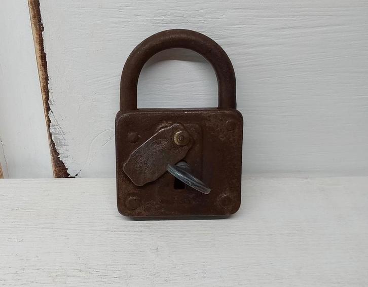 Groot antiek hangslot, Antiek en Kunst, Antiek | Gereedschap en Instrumenten, Ophalen of Verzenden