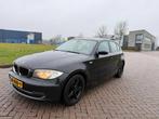 BMW 118i Business Line, 28-HHB-9, Auto's, BMW, 1-Serie, Achterwielaandrijving, Overige brandstoffen, Zwart