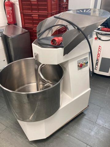 Kneedmachine en Mussana slagroommachine beschikbaar voor biedingen