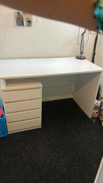 Bureau 4 lades beschikbaar voor biedingen