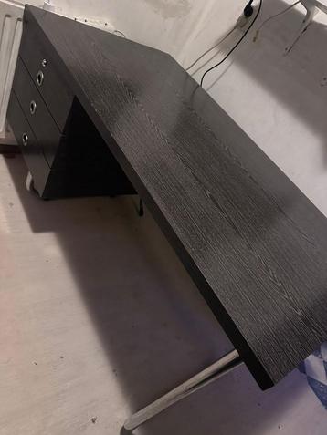 Stevige bureau beschikbaar voor biedingen