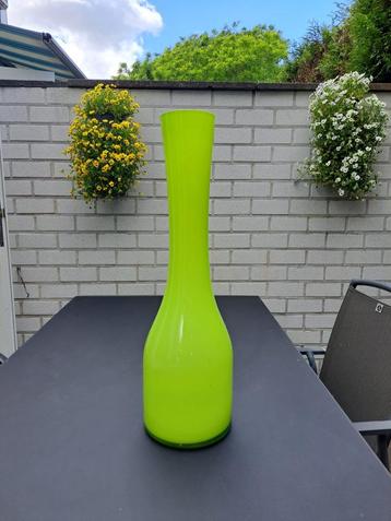 Handgemaakte Glazen Groene vaas met lange hals beschikbaar voor biedingen