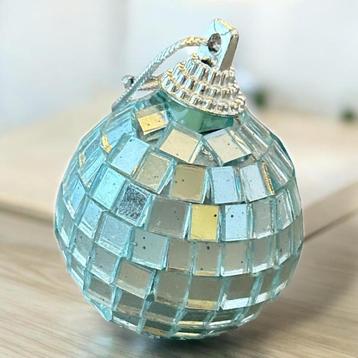 Een mini  discobal voor de kerstboom. beschikbaar voor biedingen