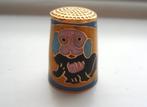 Vingerhoed cloisonné met afbeelding hond. Metaal, Verzamelen, Vingerhoedjes, Ophalen of Verzenden, Zo goed als nieuw, Overige materialen
